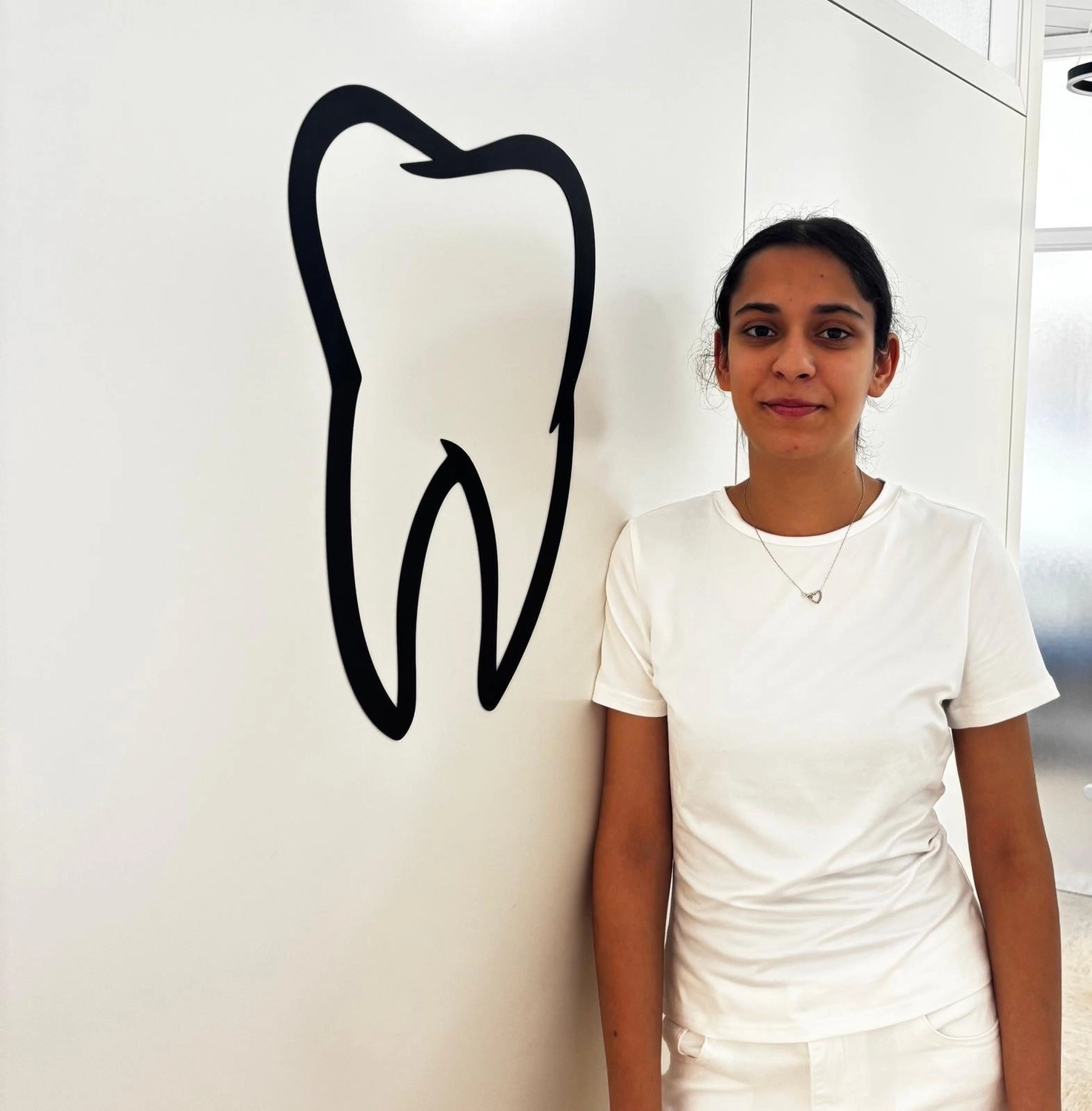 Tibor Kerschbaumer - Zahnarztpraxis - TeamUnsere Auszubildende: Frau Chebili