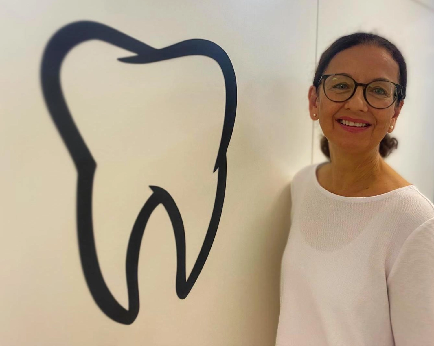 Tibor Kerschbaumer - Zahnarztpraxis - TeamFrau BirmeliProphylaxe - und Behandlungsassistenz