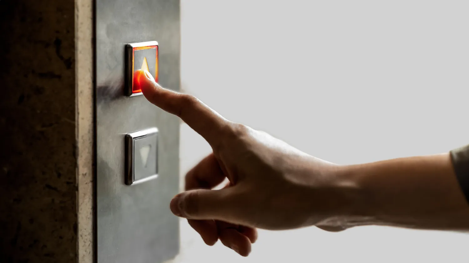 Tibor Kerschbaumer - Zahnarztpraxis - Mann drückt Aufzugsknopf